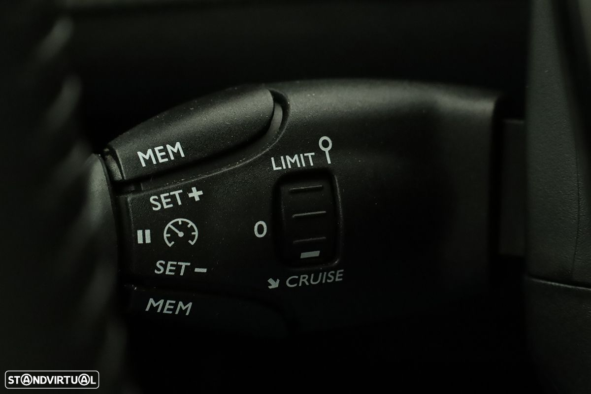 Peugeot 2008 1.2 PureTech Allure - 19