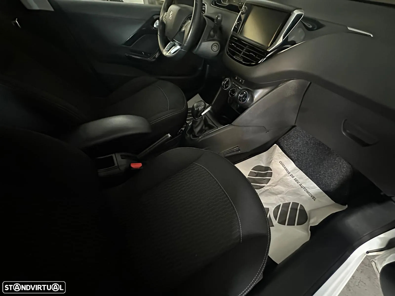 Peugeot 208 - 12