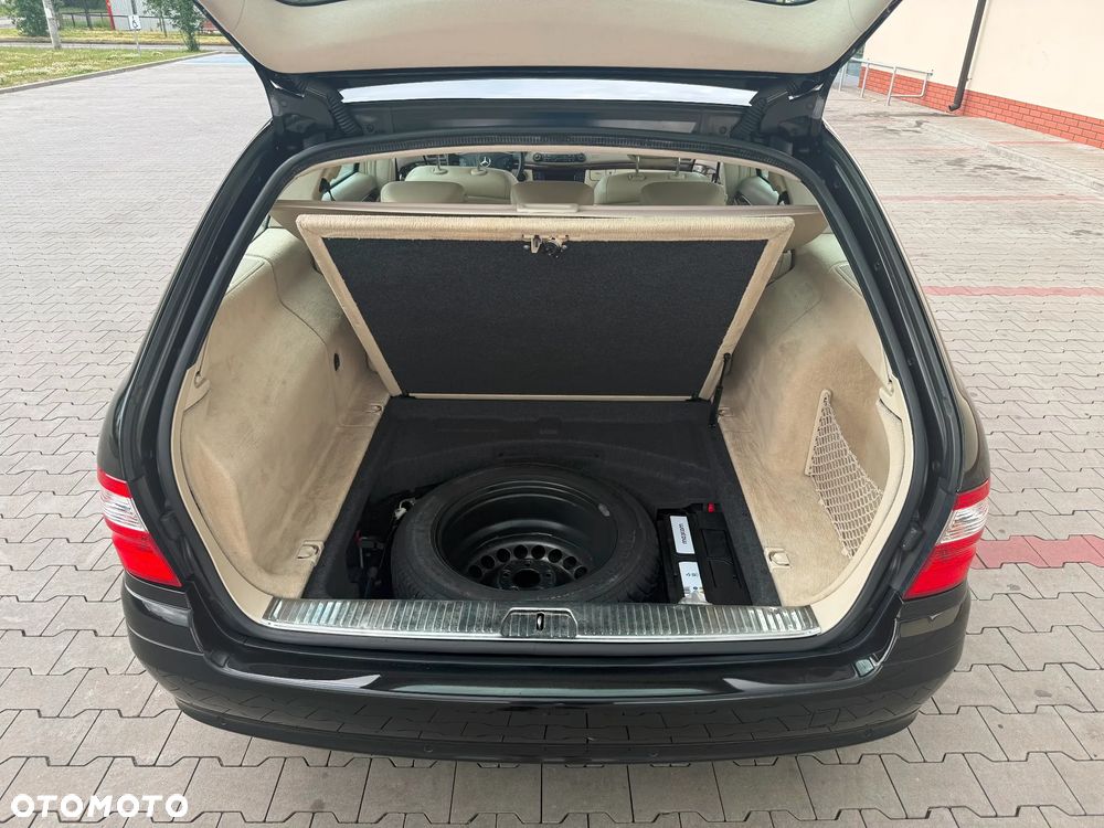 Mercedes-Benz Klasa E 240 4-Matic T Classic - 11