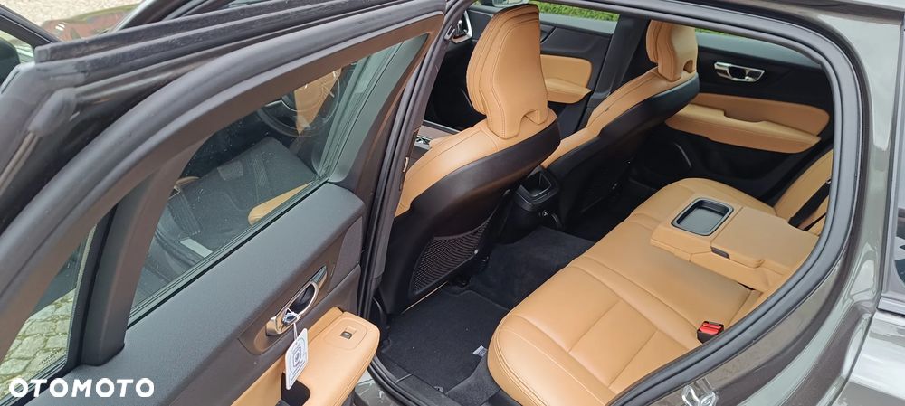 Volvo V60 Cross Country - 10