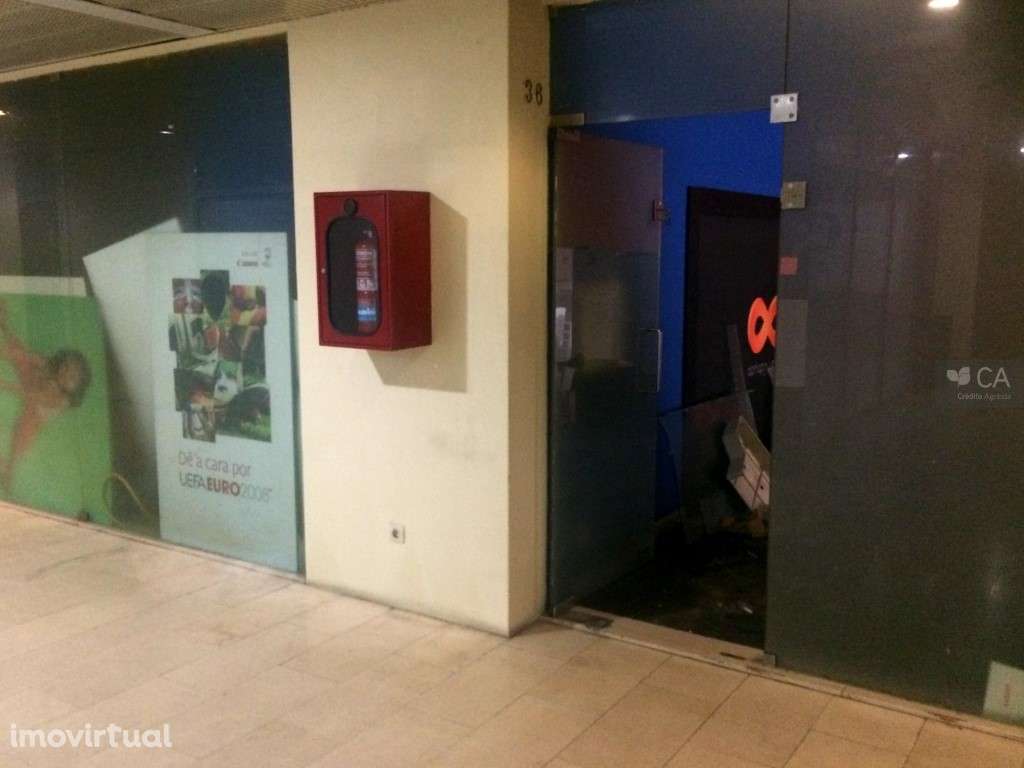 Loja com 72,5m² para venda, situada no centro da cidade do Porto - Grande imagem: 2/6