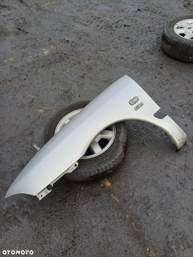 Błotnik  lewy przedni Mitsubishi Carisma 2003r - 2