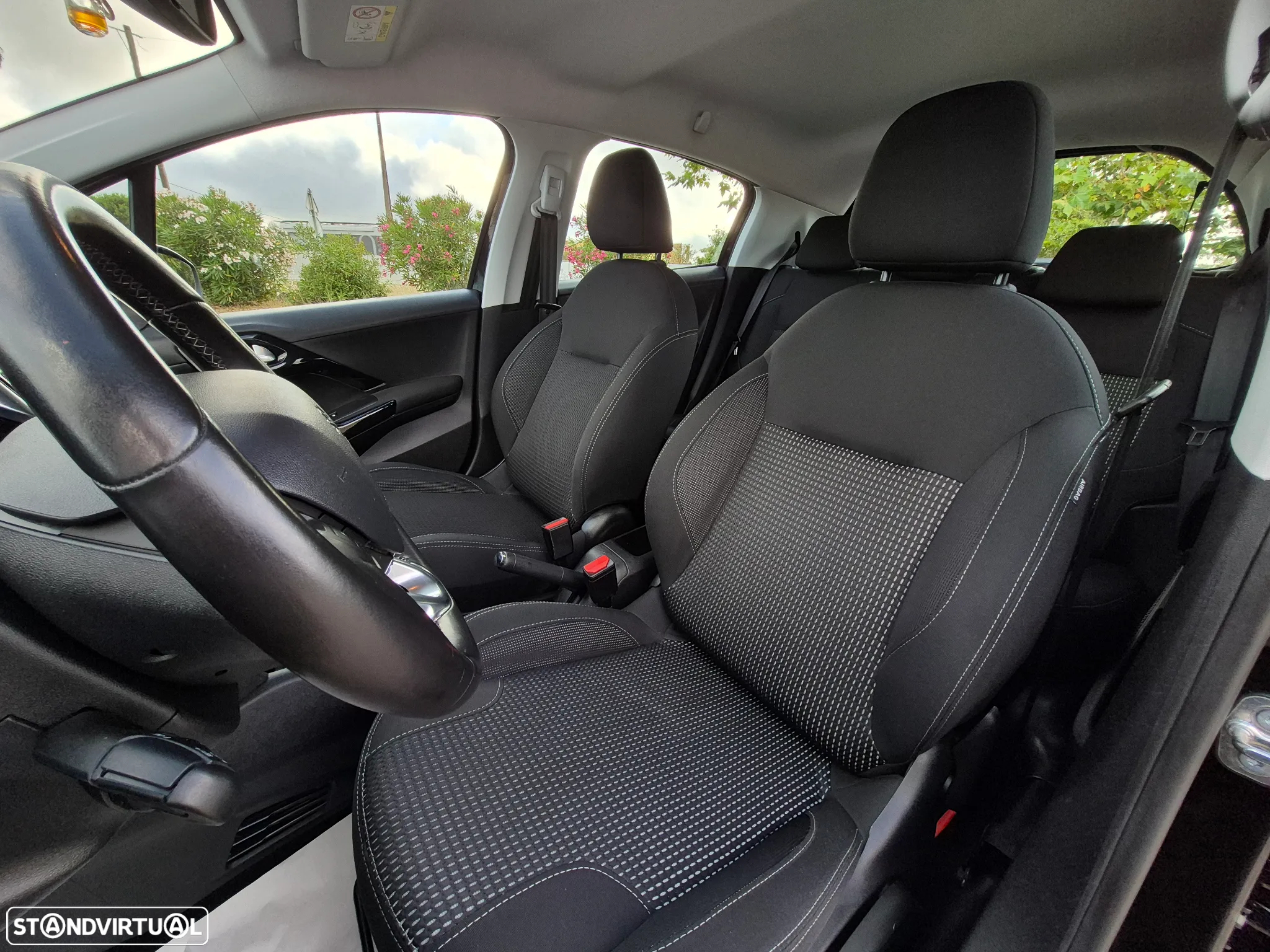 Peugeot 208 1.2 PureTech Allure EAT6 - 19