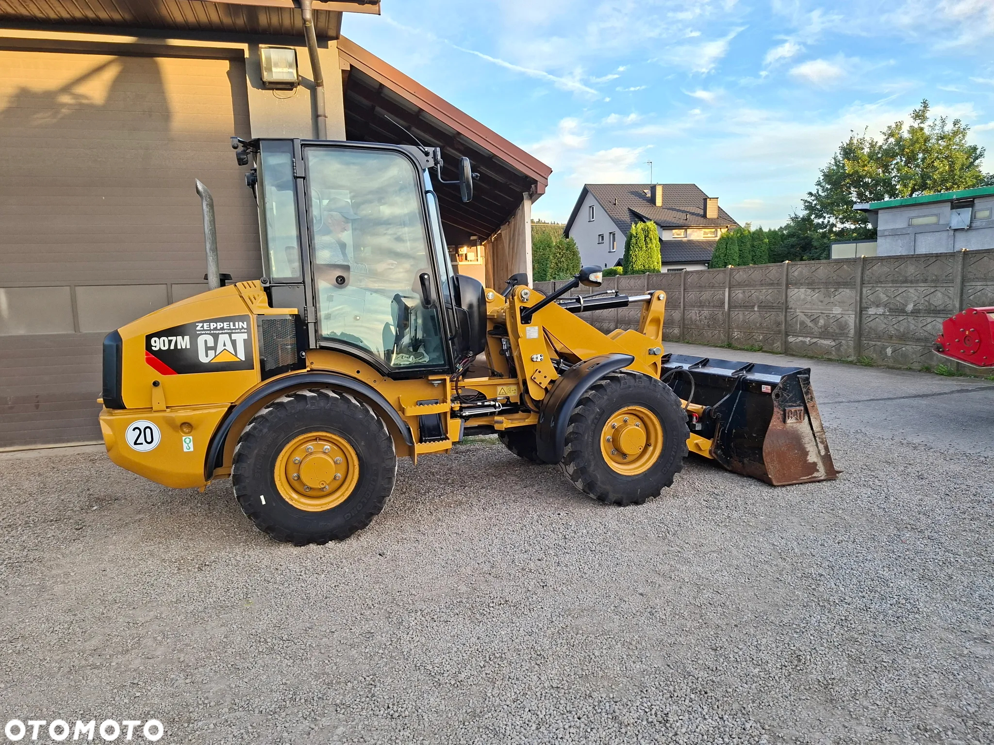 Caterpillar CAT 907 M - 9