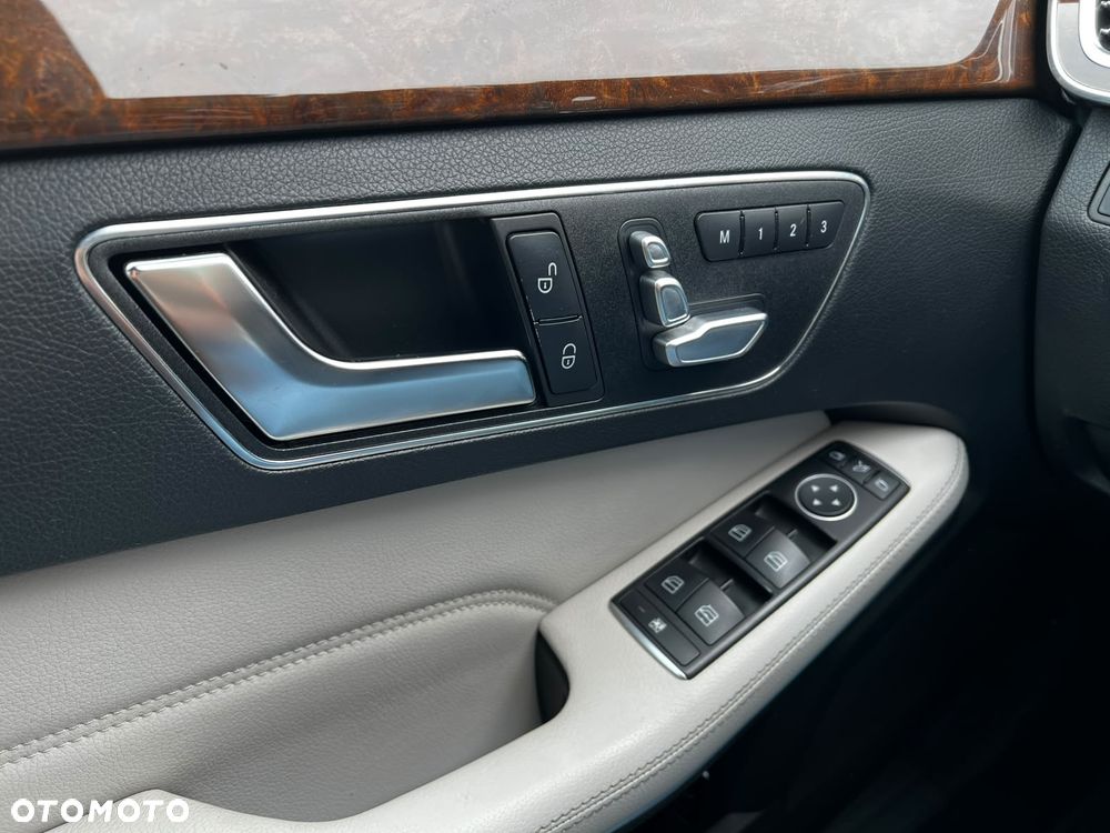 Mercedes-Benz Klasa E 250 BlueTEC 4Matic 7G-TRONIC Elegance - 12