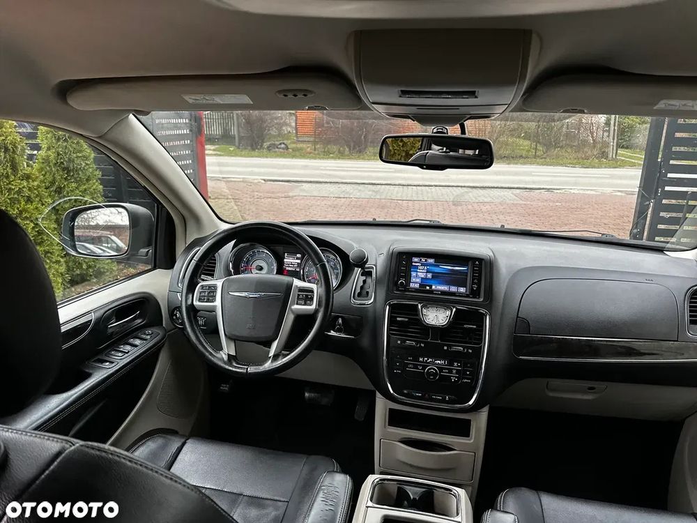 Chrysler Town & Country - 17