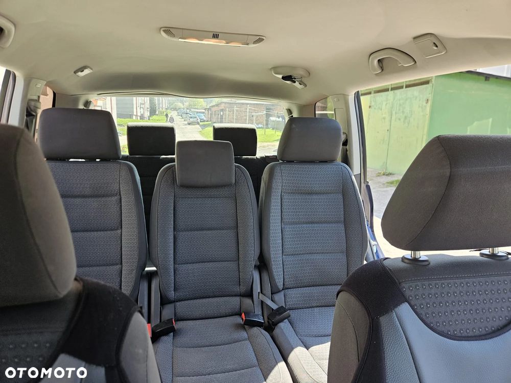 Volkswagen Touran - 11