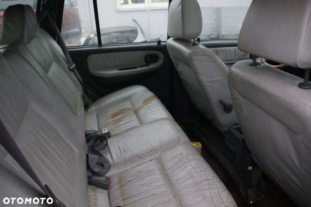 Auto na części - Kia Sportage I 2.0 DOHC 128 KM 4x4 1997R Silnik Skrzynia Drzwi Maska Klapa Drzwi Błotnik Zderzak Szyba Lusterko Klamka Lampa Deska Kokpit Sterownik Moduł Czujnik Licznik Panel - 16