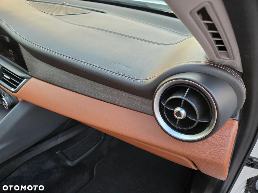 Alfa Romeo Giulia 2.0 Turbo 16V AT8-Q4 Ti - 34