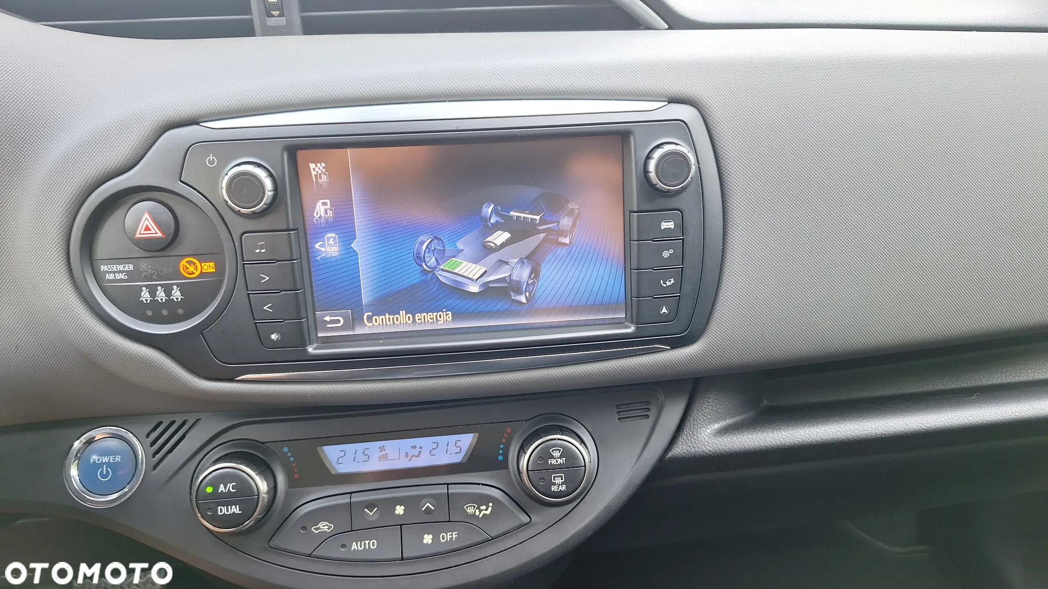 Toyota Yaris Hybrid 100 Premium - 10