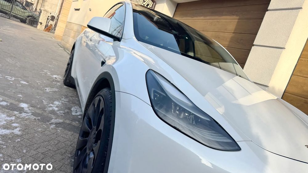 Tesla Y Performance AWD - 13