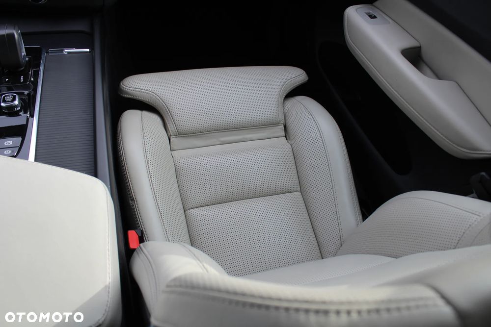 Volvo XC 60 B4 D AWD Geartronic Momentum Pro - 37