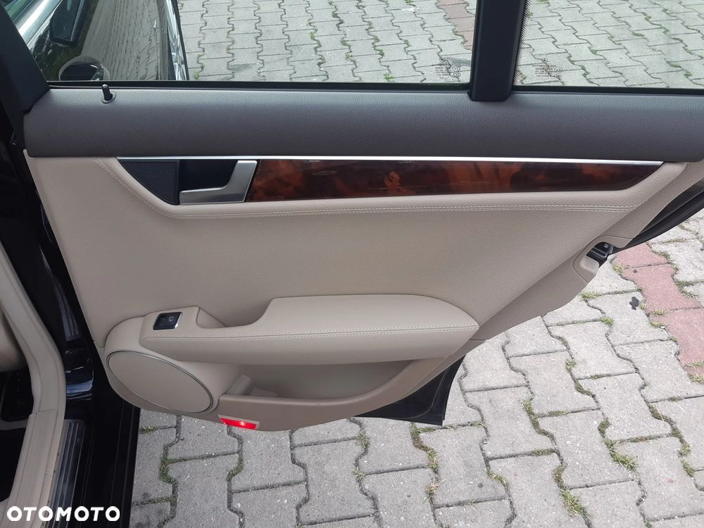 Mercedes-Benz Klasa C 180 CGI Automatik BlueEFFICIENCY - 17
