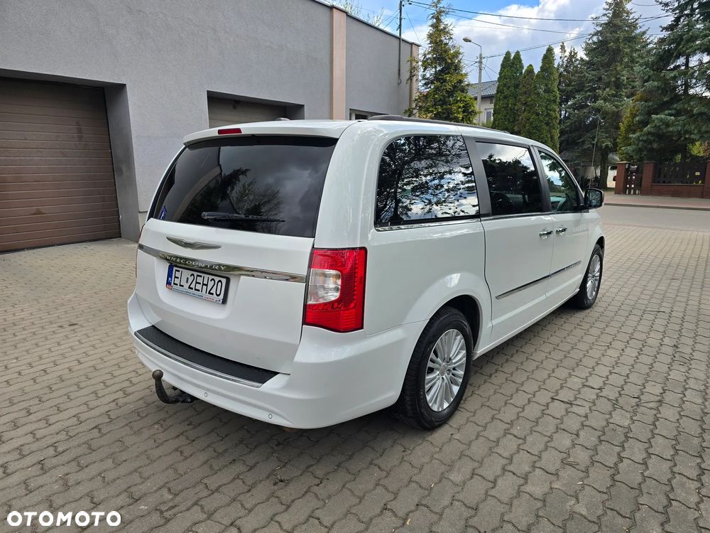 Chrysler Town & Country - 7