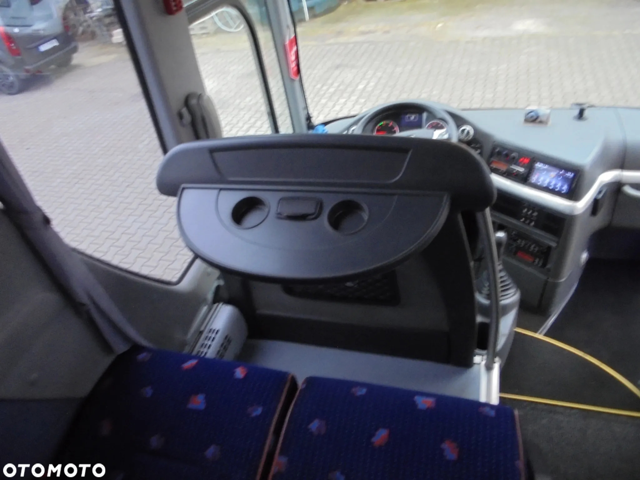 MAN R07 Lions Coach - 18