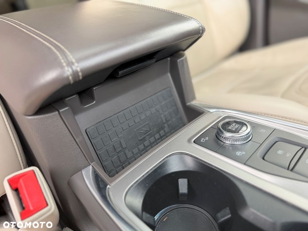 Ford Explorer EcoBoost Plug-in Hybrid ST-LINE - 34