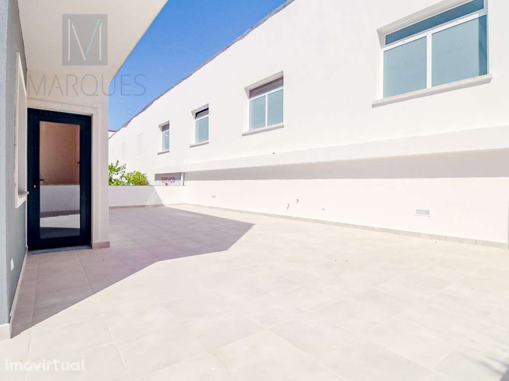 Apartamento T4 com 3 Suites. Logradouro e Estacionamento em Almada - Grande imagem: 3/31