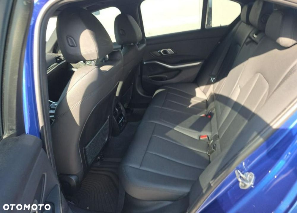 BMW Seria 3 330i xDrive M Sport - 11