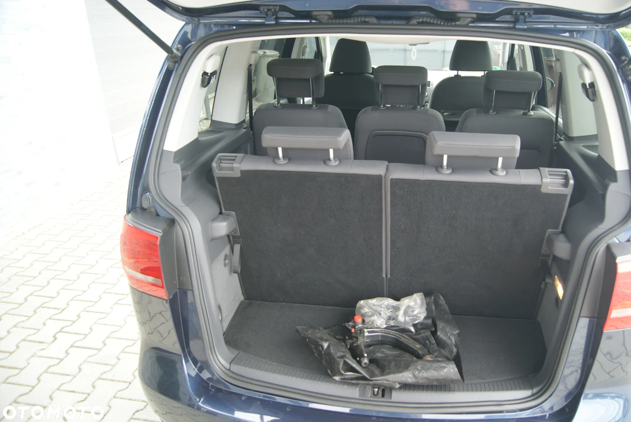 Volkswagen Touran 2.0 TDI DPF DSG STYLE - 28