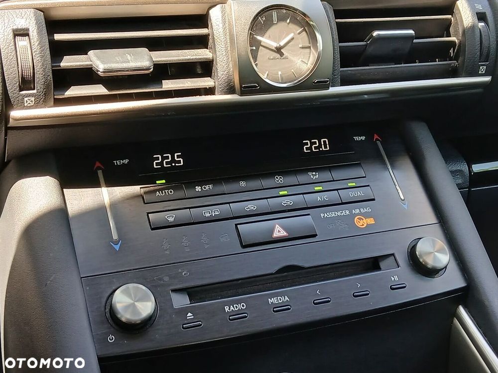 Lexus IS 200t Elegance - 25
