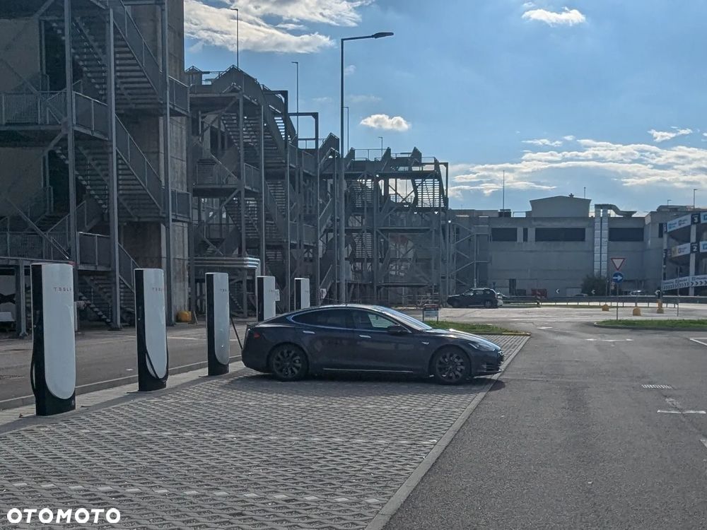 Tesla Model S 85 D - 29