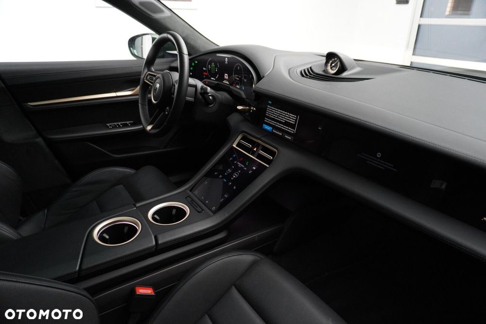 Porsche Taycan Turbo S - 28