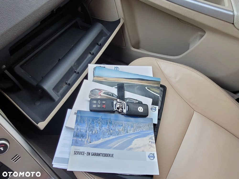Volvo XC 60 2.4D AWD Momentum - 26