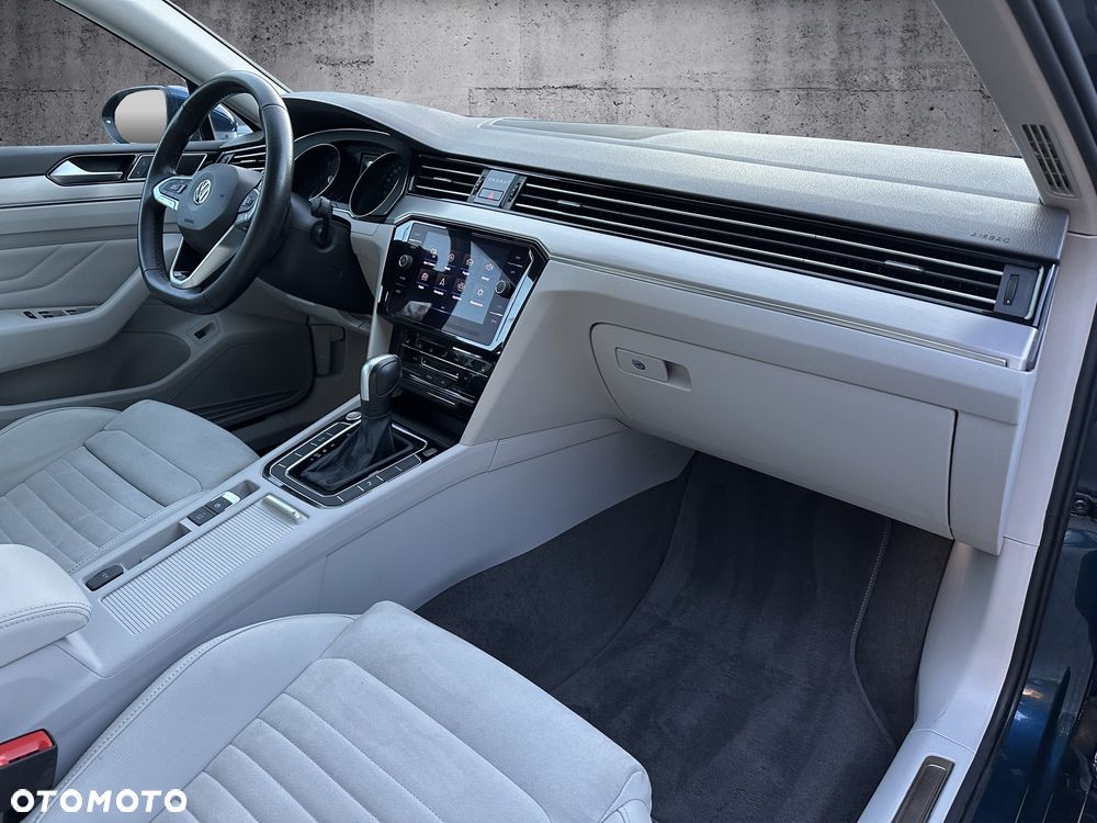 Volkswagen Passat Variant 2.0 TDI SCR DSG Elegance - 8
