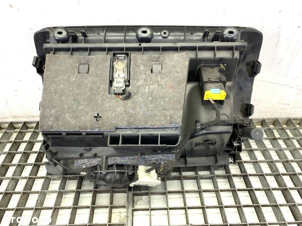 SCHOWEK PASAŻERA  AUDI Q7 (4LB) 2006 - 2016 4.2 TDI quattro 240 kW [326 KM] olej napędowy 2007 - - 3