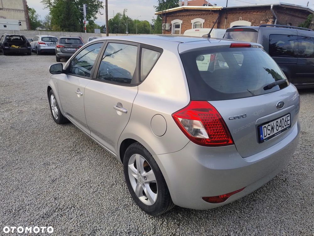 Kia Ceed - 10