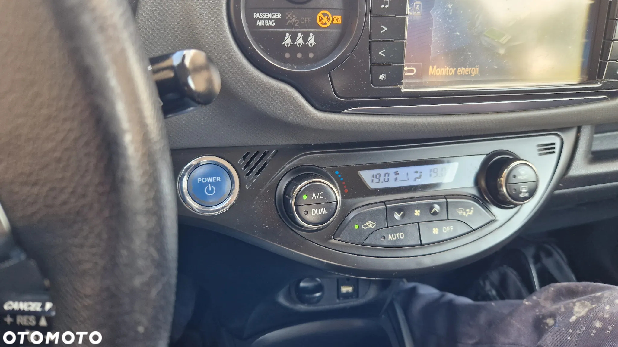 Toyota Yaris Hybrid 100 Business Edition - 28