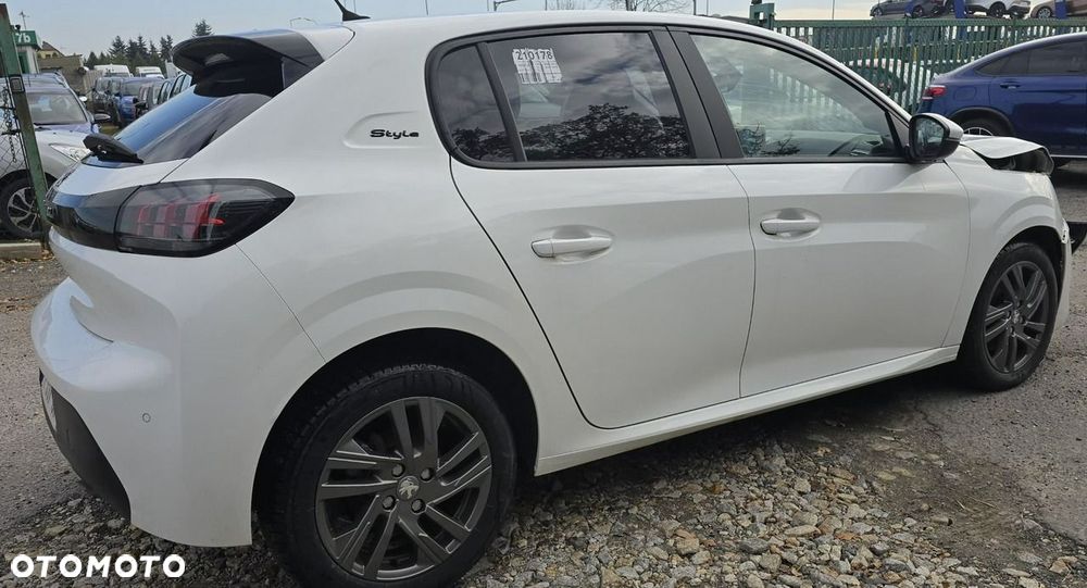 Peugeot 208 - 13