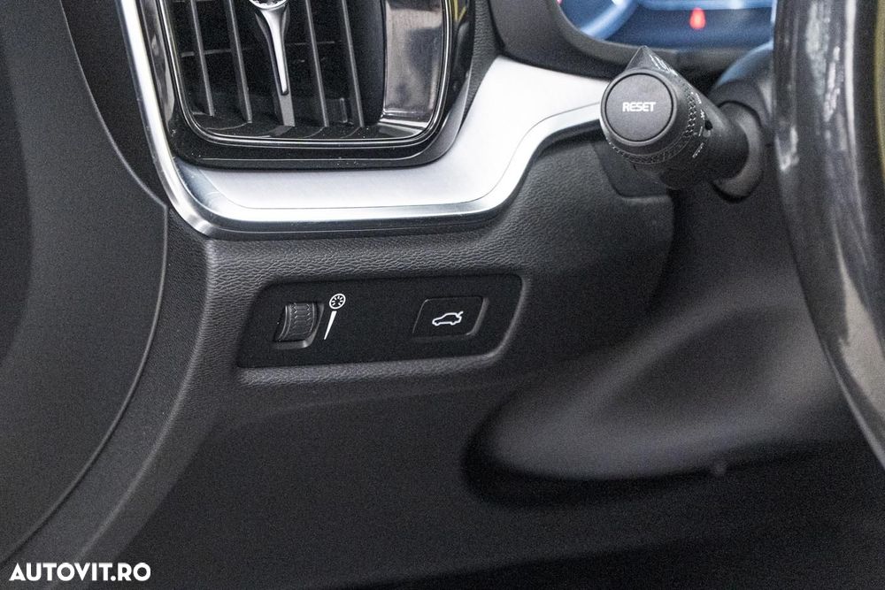 Volvo V60 B4 MHEV AT8 FWD Momentum - 36