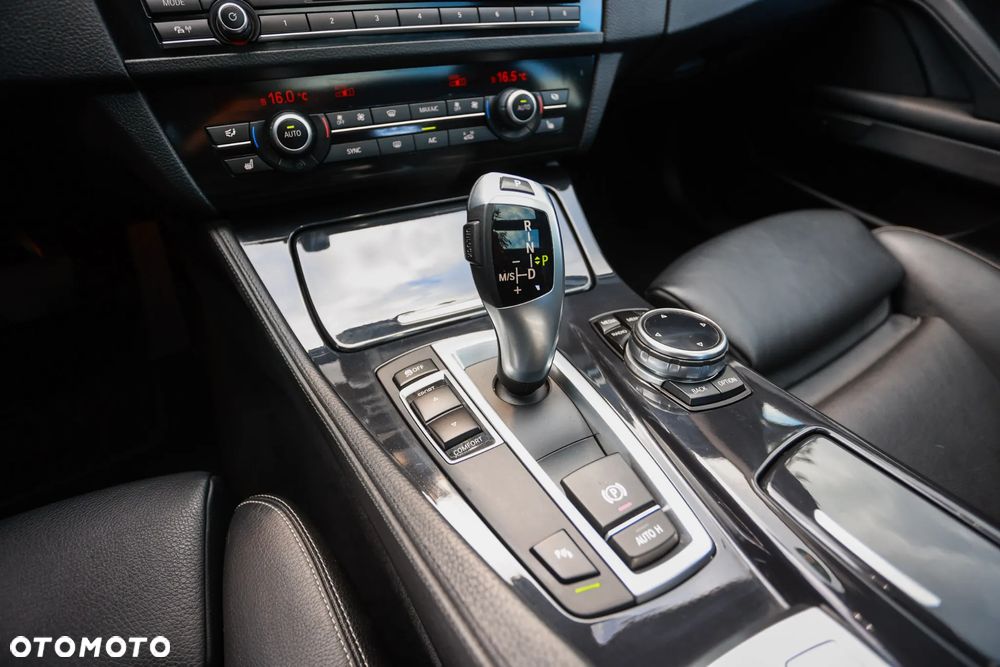 BMW Seria 5 525d Sport-Aut Luxury Line - 31