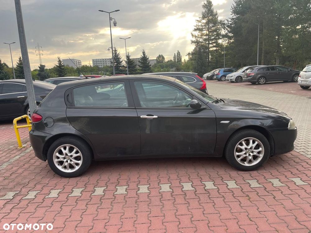Alfa Romeo 147 1.6 T.S Distinctive - 6