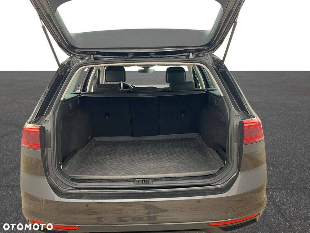 Volkswagen Passat - 12