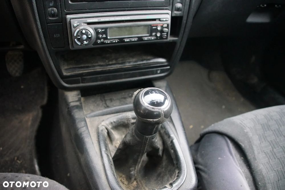 Auto na części - Volkswagen Passat B5 1.9 TDI 115 KM AJM DUK LB7Z 2000R Silnik Skrzynia Drzwi Maska Błotnik Klapa Zderzak Lampa Lusterko Klamka Szyba Deska Kokpit Sterownik Moduł Czujnik Licznik Panel Kierownica - 14