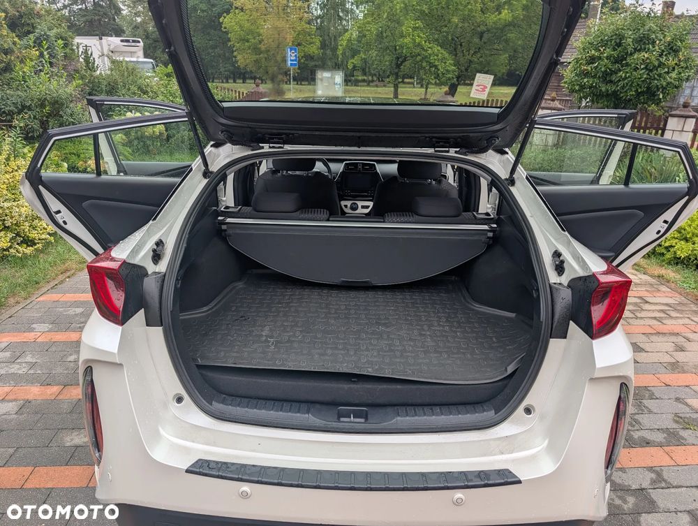 Toyota Prius Hybrid Solar - 20