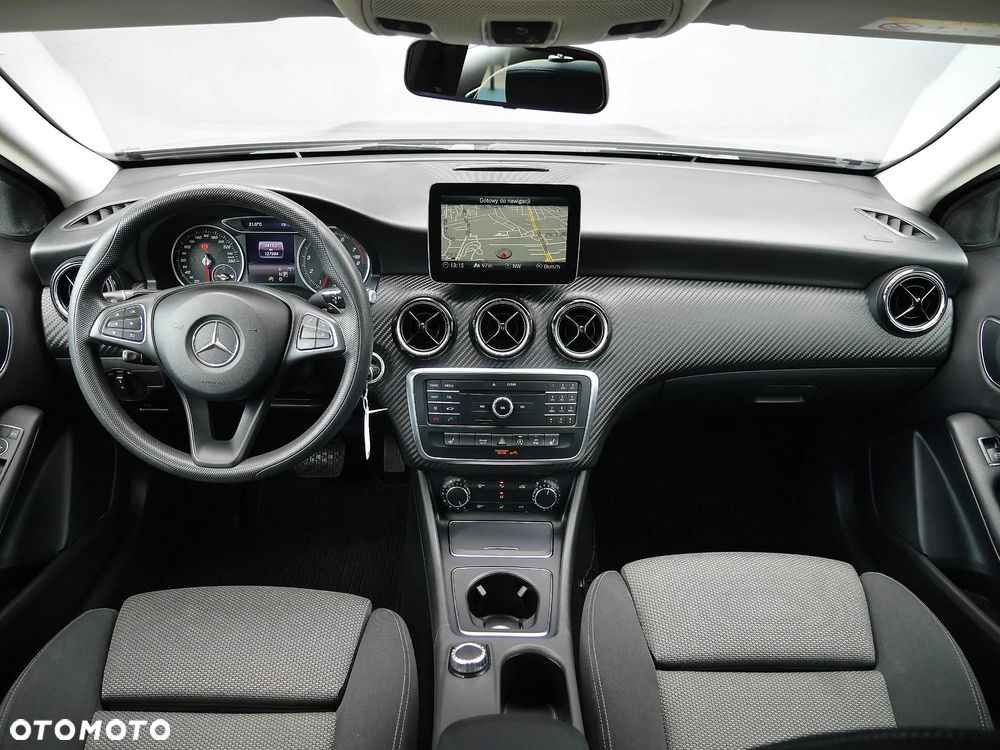Mercedes-Benz GLA 180 7G-DCT - 9