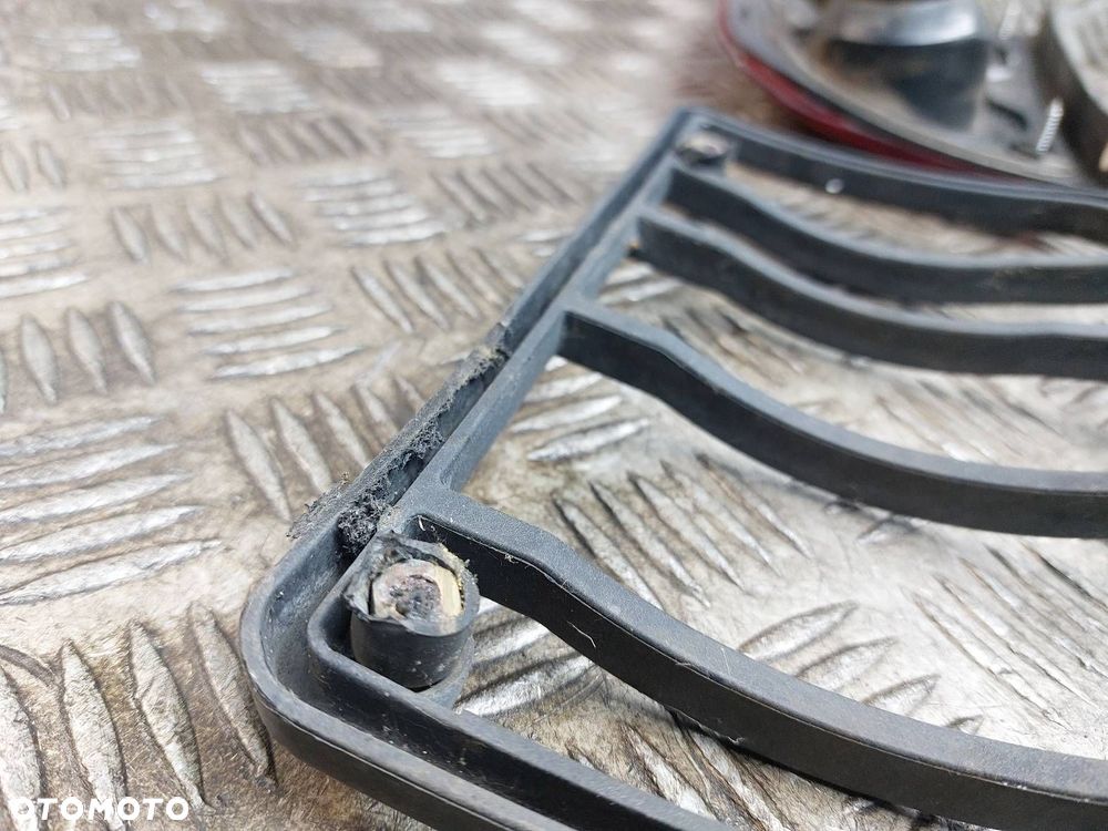 LAMPA LEWY TYŁ + PRAWY TYŁ KRATKI OSŁONY LAND ROVER FREELANDER I - 7