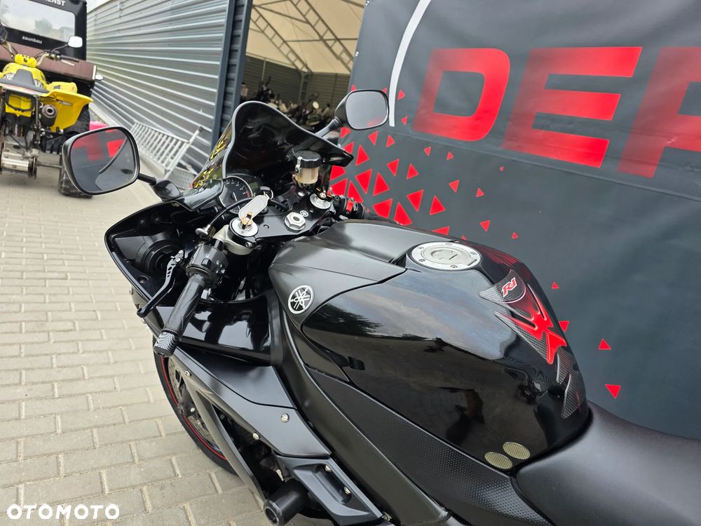Yamaha R1 - 11