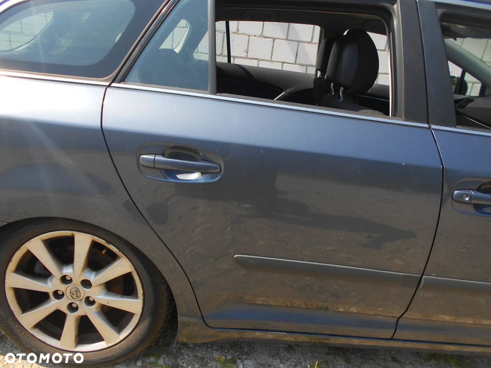 TOYOTA AVENSIS  T27 2009-2012R 2012R KOMBI KOD LAKIERU 8U5 1.8 VVT-I BENZYNA  A2ZR-T12U  108KW 146 KM SILNIK SKRZYNIA  BIEGOW EC60 BLOTNIK DZWI MASKA KLAPA ZAWIESZENIE LAMPY  ROLETA  HAK ZDERZA CZUJNIKI PDC GRILL PODSUFITKA - 7