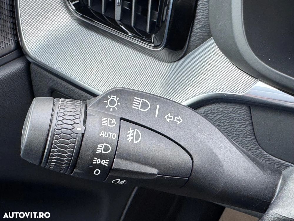 Volvo XC 60 B5 MHEV AT8 AWD Momentum Pro - 37