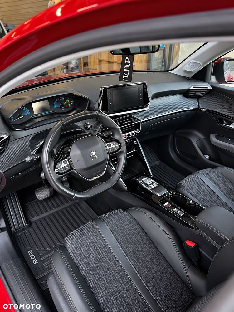 Peugeot 208 - 8