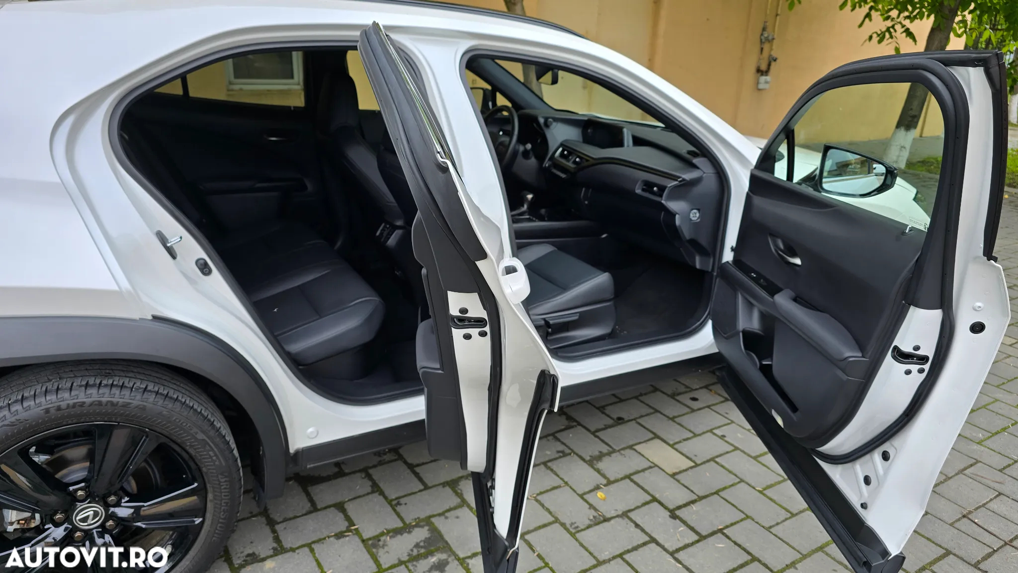Lexus UX 250h FWD Executive - 11