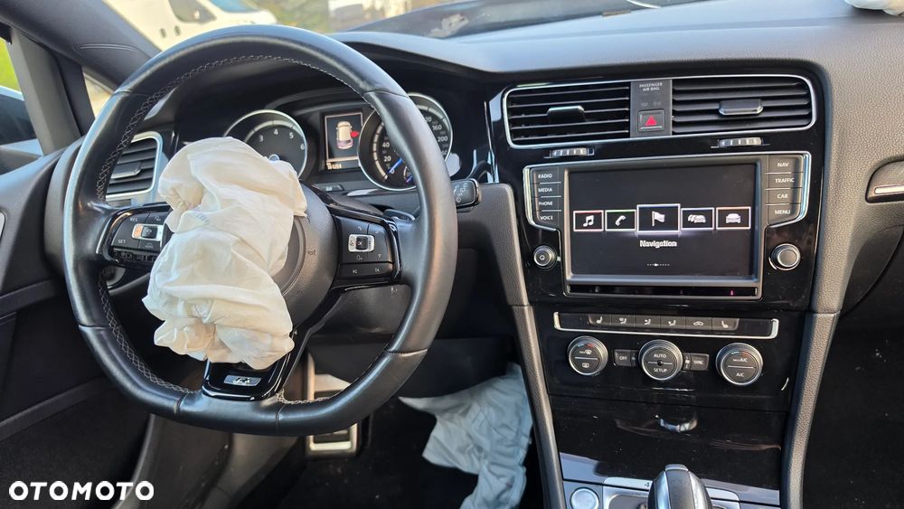 Volkswagen Golf - 25