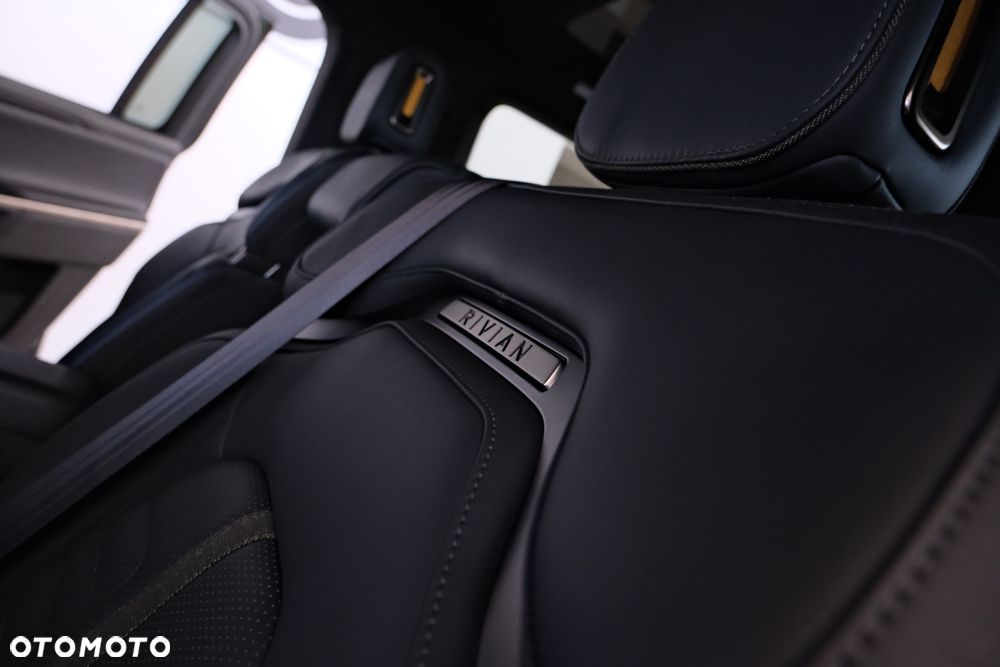 Rivian R1S - 40