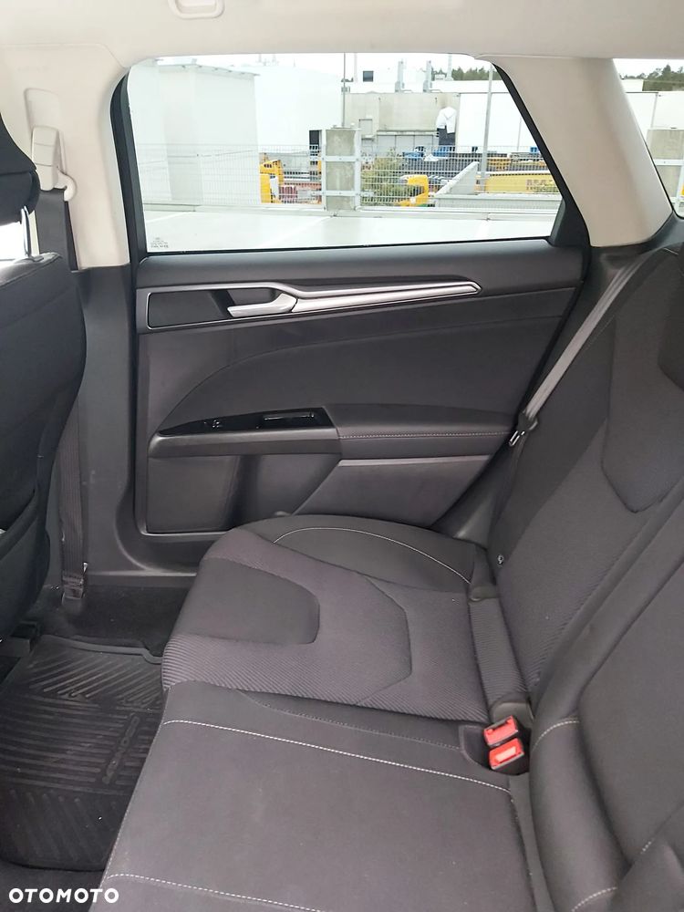 Ford Mondeo - 32