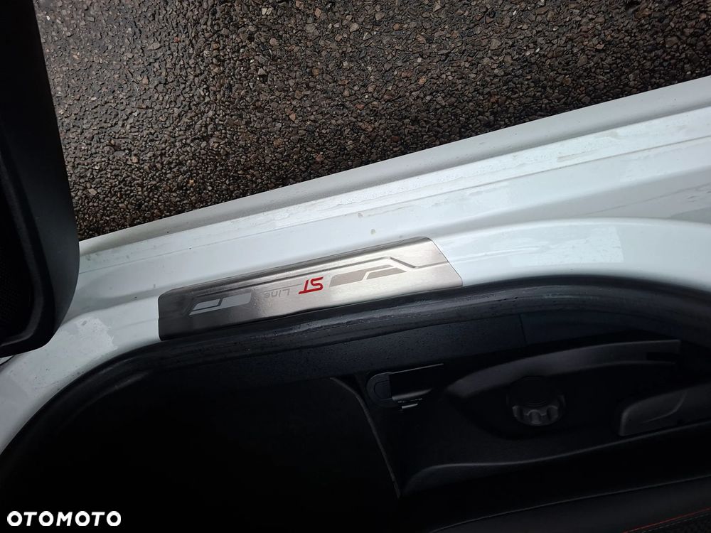 Ford Fiesta 1.0 EcoBoost S&S ST-LINE X - 28