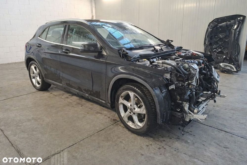 Mercedes-Benz GLA 180 7G-DCT Activity Edition - 3